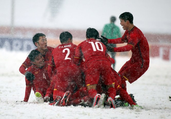  Các cầu thủ U-23 VN ăn mừng bàn thắng của Quang Hải. Ảnh: NGUYÊN KHÔI