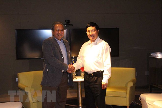 Phó Thủ tướng, Bộ trưởng Ngoại giao Phạm Bình Minh đã có cuộc tiếp xúc song phương với Bộ trưởng Ngoại giao Malaysia Anifah Aman. (Ảnh: Việt Dũng/TTXVN)