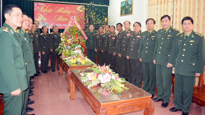 Các đại biểu của Bộ Chỉ huy Quân sự tỉnh Khăm Muộn và Sa Vẳn Na Khệt (Lào) BĐBP Quảng Bình chụp ảnh lưu niệm.