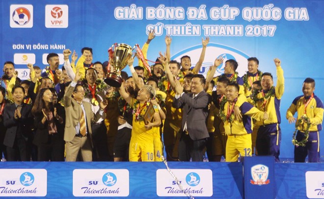 Giây phút đăng quang ngôi vô địch Giải bóng đá Cúp Quốc gia 2017 của đội bóng Sông Lam Nghệ An. (Ảnh: Thanh Tùng/TTXVN)