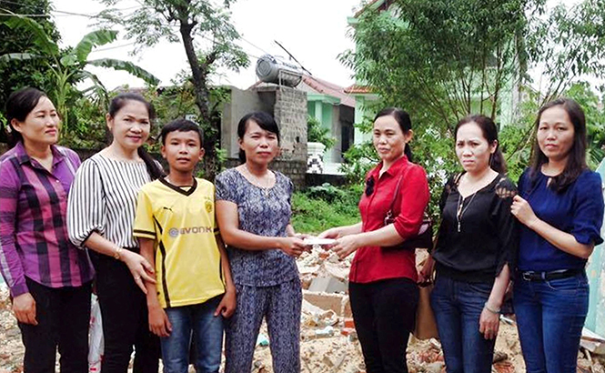 Chi hội tiểu thương chợ Đồng Hới tặng quà cho hội viên có hoàn cảnh khó khăn tại phường Đồng Sơn (TP. Đồng Hới).