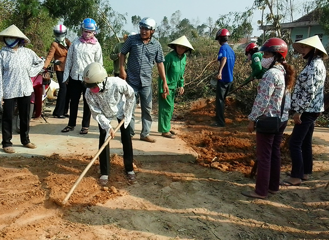 Hội viên phụ nữ thành phố Đồng Hới tích cực tham gia dọn dẹp vệ sinh, tu sửa đường giao thông nông thôn.