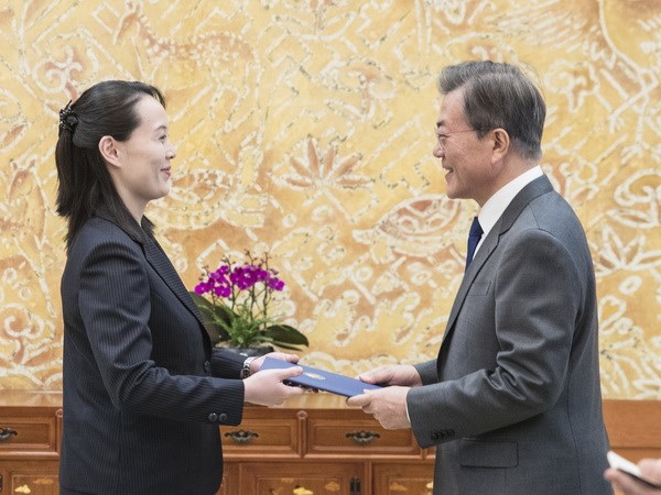 Bà Kim Yo-jong (trái) chuyển thư của Nhà lãnh đạo Triều Tiên Kim Jong-un tới Tổng thống Hàn Quốc Moon Jae-in (phải) trong cuộc gặp tại Seoul ngày 10-2. YONHAP/TTXVN