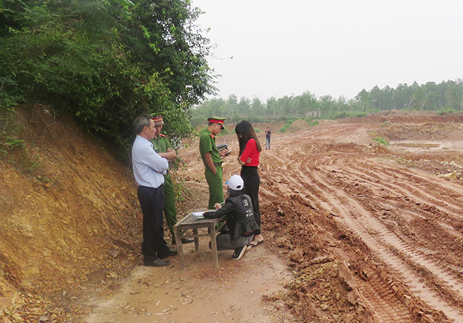 Lực lượng chức năng huyện Bố Trạch kiểm tra, xử lý một điểm khai thác đất san lấp trái phép trên địa bàn.