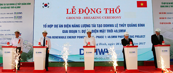 Lễ động thổ dự án tổ hợp điện năng lượng tái tạo Dohwa giai đoạn 1 tại xã Ngư Thủy Bắc và xã Hưng Thủy (Lệ Thủy) vào tháng 8-2017.