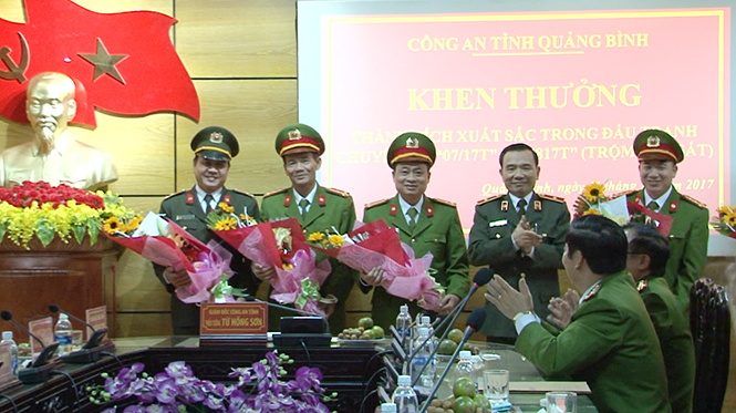  Đồng chí Giám đốc Công an tỉnh Từ Hồng Sơn tỉnh tặng hoa chúc mừng lực lượng phá án.