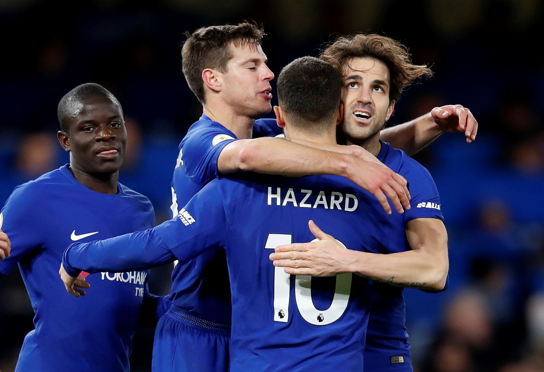 Niềm vui của các cầu thủ Chelsea sau khi Hazard nâng tỉ số lên 3-0. Ảnh: REUTERS