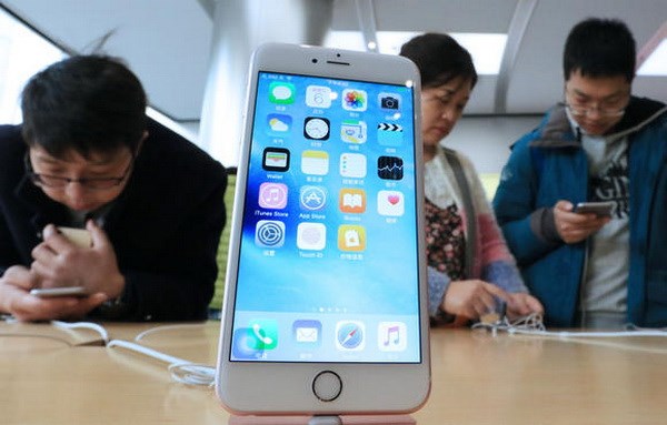 Khách hàng tham quan, mua sắm điện thoại iPhone ở Bắc Kinh. (Nguồn: Nikkei)