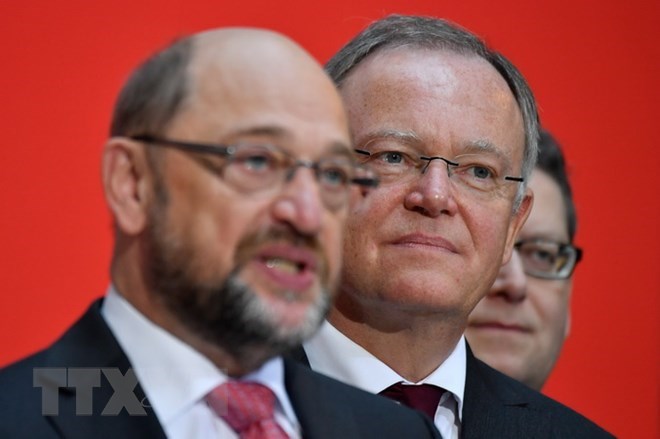 Lãnh đạo Đảng SPD Martin Schulz (trái) trong cuộc họp ở Berlin ngày 16-10. (Nguồn: AFP/TTXVN)
