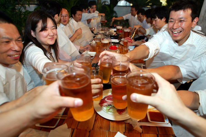  Người châu Á dễ đỏ mặt khi uống rượu bia - Ảnh: JapanTimes