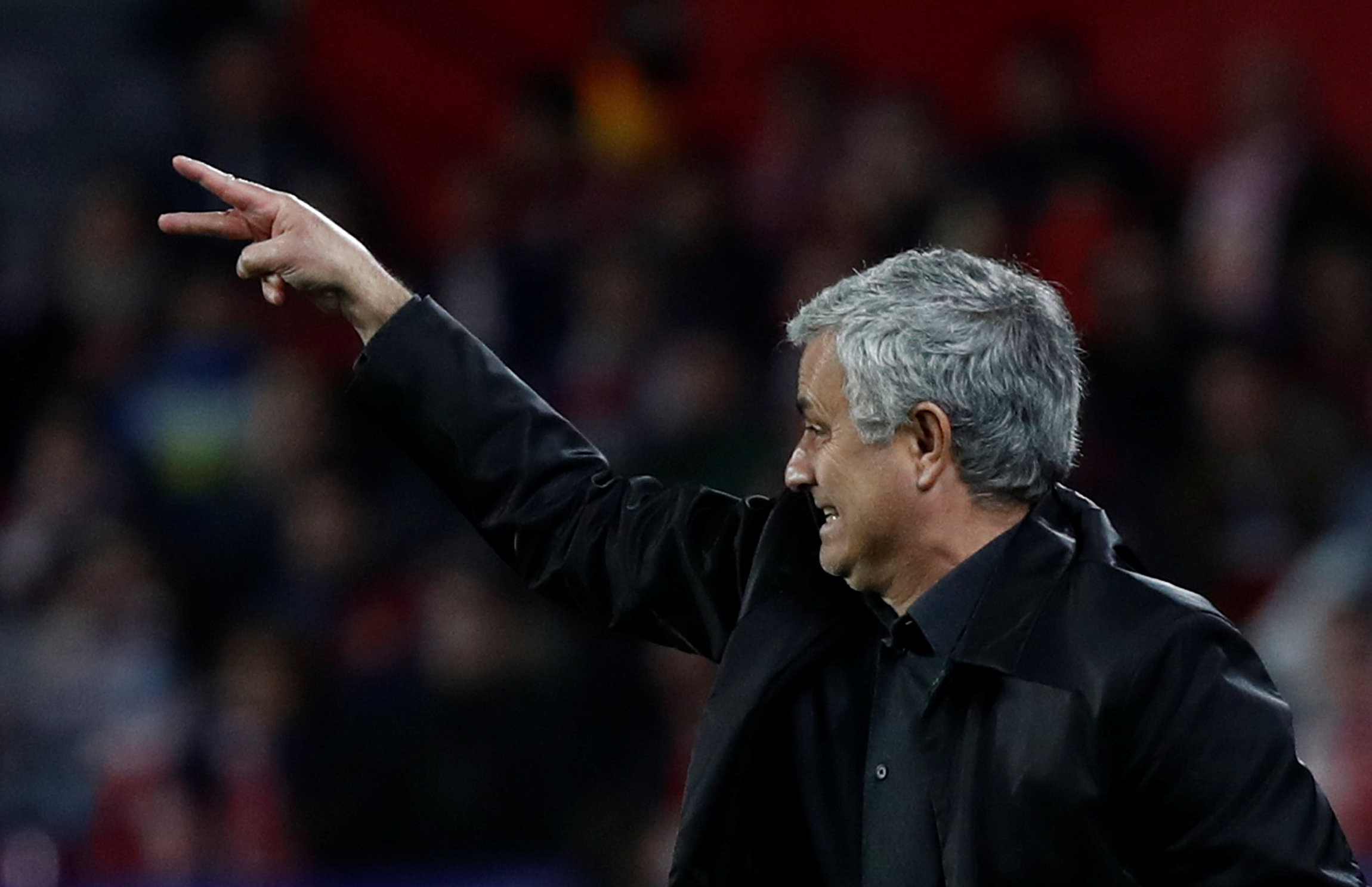  HLV Mourinho chỉ đạo các cầu thủ M.U trong trận đấu với Sevilla. Ảnh: REUTERS