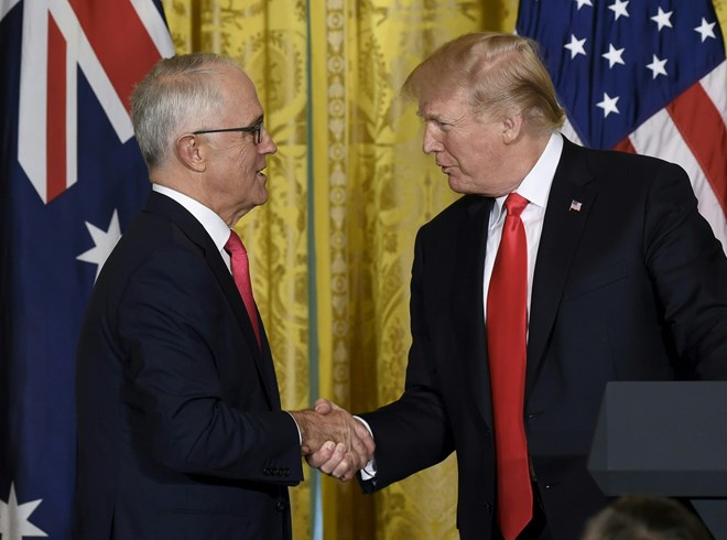 Tổng thống Mỹ Donald Trump (phải) ngày 24-2 đã có cuộc hội đàm với Thủ tướng Australia Malcolm Turnbull (trái). (Nguồn: AFP/TTXVN)