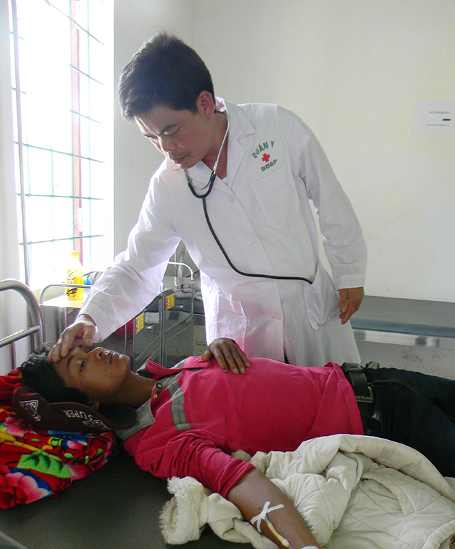 Đồng bào dân tộc thiểu số xã Kim Thủy được chăm sóc sức khỏe tại Trạm Quân dân y Làng Ho.