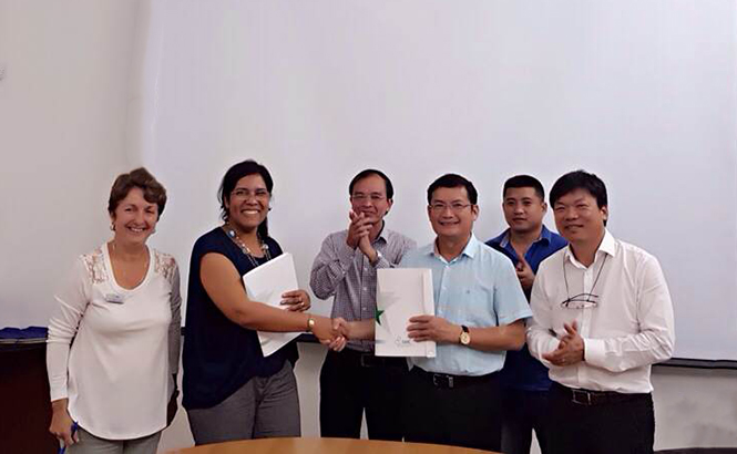  Đồng chí Phó Chủ tịch UBND tỉnh Trần Tiến Dũng cùng các đồng chí lãnh đạo bệnh viện trong buổi làm việc với chuyên gia y tế Cu Ba.