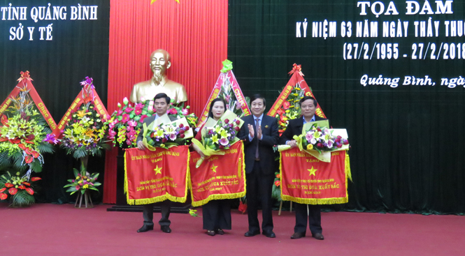 Đồng chí Nguyễn Xuân Quang, Ủy viên Ban Thường vụ Tỉnh ủy, Phó Chủ tịch Thường trực UBND tỉnh trao Cờ thi đua cho 3 tập thể có thành tích xuất sắc.
