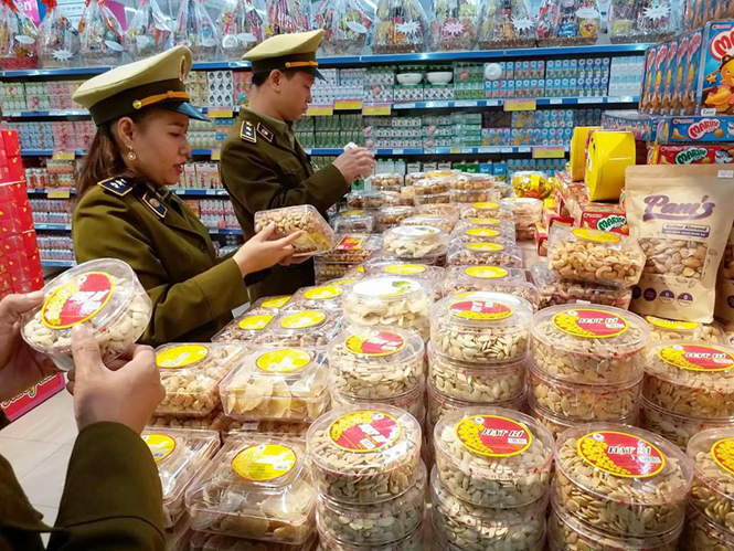 Lực lượng Quản lý thị trường kiểm tra hàng hoá tại các siêu thị trên địa bàn thành phố Đồng Hới.