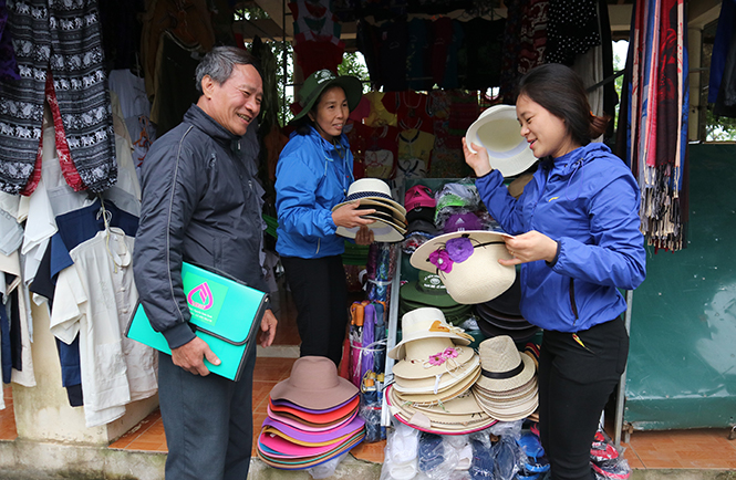 Nhiều hộ cận nghèo ở xã Sơn Trạch được vay vốn mở cửa hàng tạp hóa phục vụ du khách.