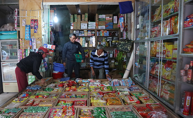 Cửa hàng bán đồ lưu niệm tại Phong Nha-Kẻ Bàng của gia đình anh Nguyễn Xuân Xanh ở xã Sơn Trạch, huyện Bố Trạch.