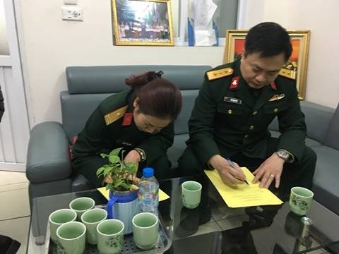 Anh Võ Thanh Hải và chị Trần Thị Thu Hiền viết đăng ký hiến tạng.