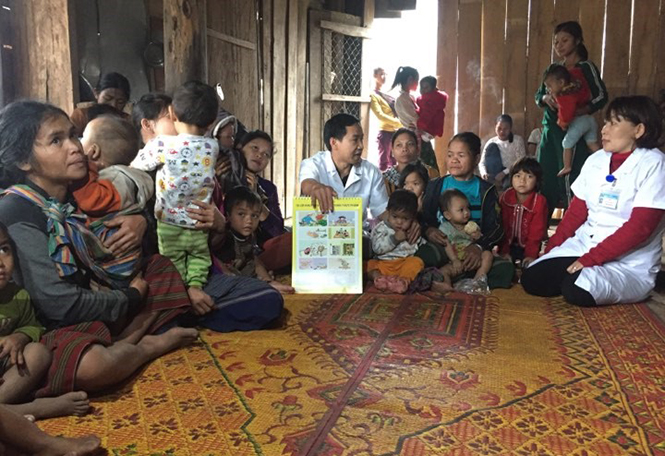 Trạm y tế xã Dân Hóa phối hợp với Trung tâm y tế huyện Minh Hóa tổ chức tư vấn bữa ăn dinh dưỡng cho bà con bản Ka Ai.
