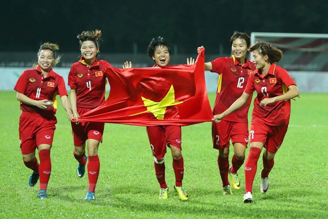 Các nữ cầu thủ Việt Nam vui mừng với tấm huy chương vàng giành được tại SEA Games 29. (Ảnh: Quốc Khánh/TTXVN)