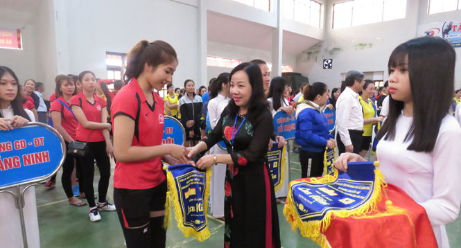 Bà Trần Thị Hương, Phó giám đốc Sở GD-ĐT, Phó trưởng ban tổ chức giải trao cờ lưu niệm cho đội bóng tham dự giải.