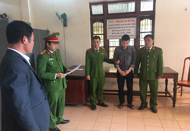 Cơ quan Cảnh sát điều tra đọc quyết định khởi tố, bắt tạm giam đối với  Lưu Quang Kiệt về hành vi gây rối trật tự công cộng.