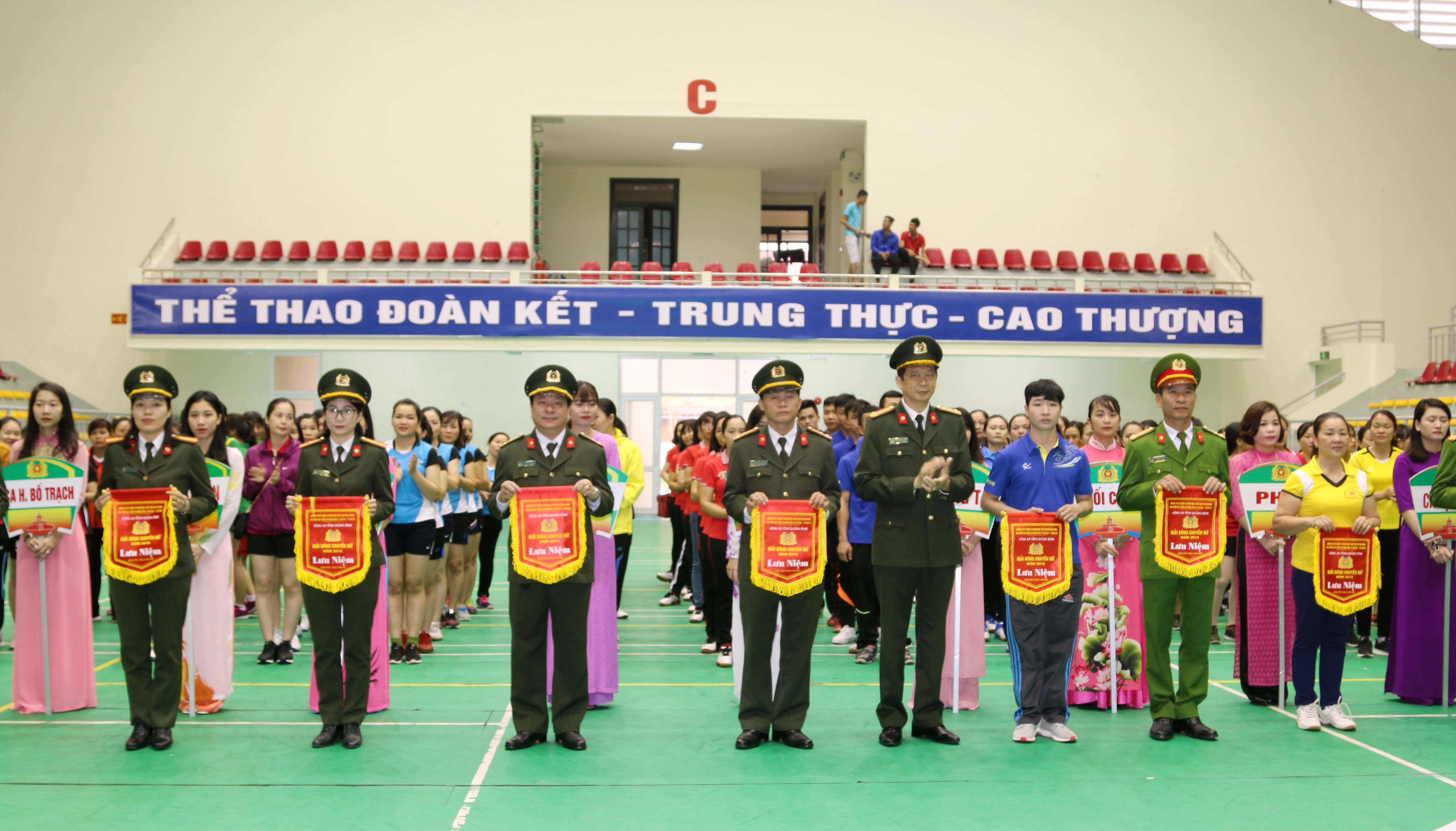 Lãnh đạo Công an tỉnh tặng cờ lưu niệm cho các đơn vị tham gia giải.