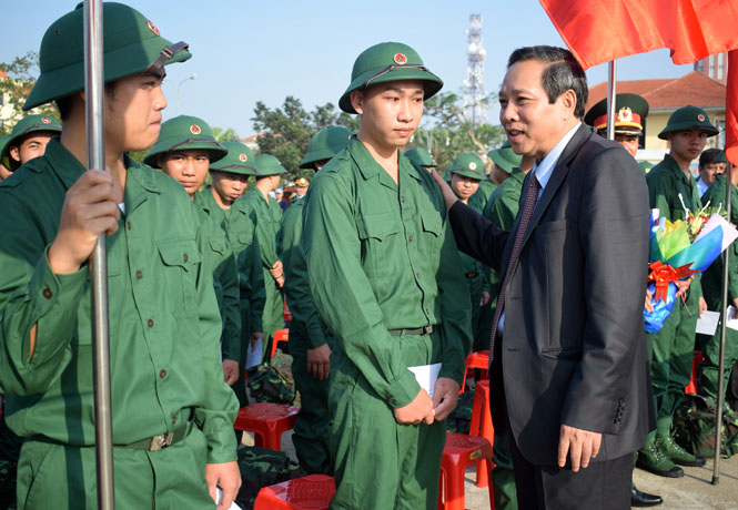 Long trọng tổ chức lễ giao, nhận quân năm 2018 - Báo Quảng Bình điện tử