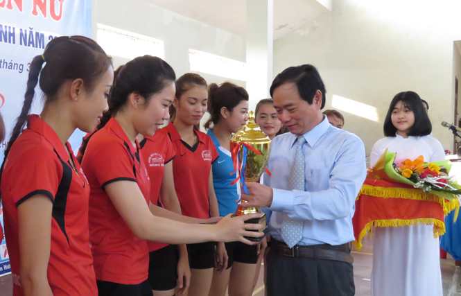 Đồng chí Đinh Quý Nhân, Tỉnh ủy viên, Giám đốc Sở GD-ĐT, Trưởng Ban tổ chức trao cúp vô địch cho đội bóng phòng GD-ĐT TP. Đồng Hới.