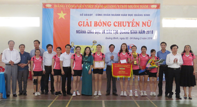 Lãnh đạo Sở GD-ĐT trao cúp, cờ, giấy khen và phần thưởng cho đội bóng Trường THPT Lê Hồng Phong vô địch hệ thống giải các đơn vị trực thuộc.