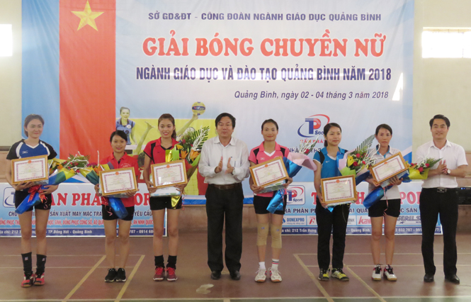 Đồng chí Trần Đình Nhân, Phó giám đốc Sở GD-ĐT cùng nhà tài trợ Tấn Phát Sport  trao thưởng cho các cầu thủ xuất sắc nhất giải. 