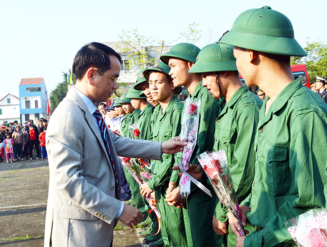 Đồng chí Bí thư Huyện ủy Quảng Ninh Phan Mạnh Hùng tặng hoa động viên tân binh trên địa bàn lên đường thực hiện nghĩa vụ quân sự năm 2018.