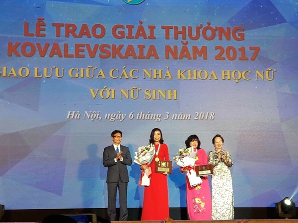 Phó giáo sư Trần Vân Khánh (mặc áo dài đỏ) nhận giải thưởng Kovalevskaia năm 2017. (Ảnh: CTV/Vietnam+)