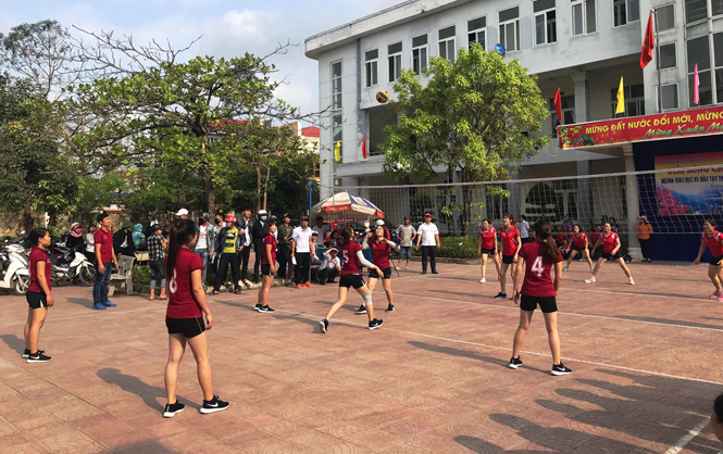     Một trận thi đấu của giải bóng chuyền nữ ngành GD-ĐT thị xã Ba Đồn năm 2018                  