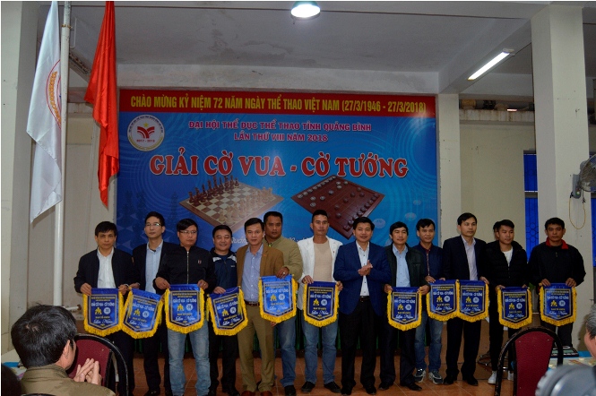 Ban Tổ chức trao cờ lưu niệm cho các đoàn tham dự giải