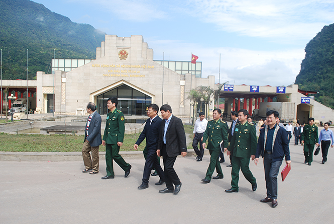 Đồng chí Chủ tịch UBND tỉnh Nguyễn Hữu Hoài thăm Cửa khẩu quốc tế Cha Lo.