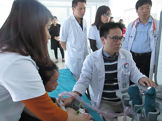 Phó giáo sư, tiến sĩ Lê Minh Không đang siêu âm sàng lọc bệnh tim cho đối tượng trong độ tuổi