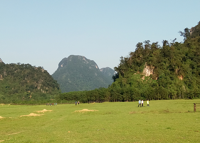  Khách du lịch đang trải nghiệm những cánh đồng cỏ tại xã Tân Hóa.