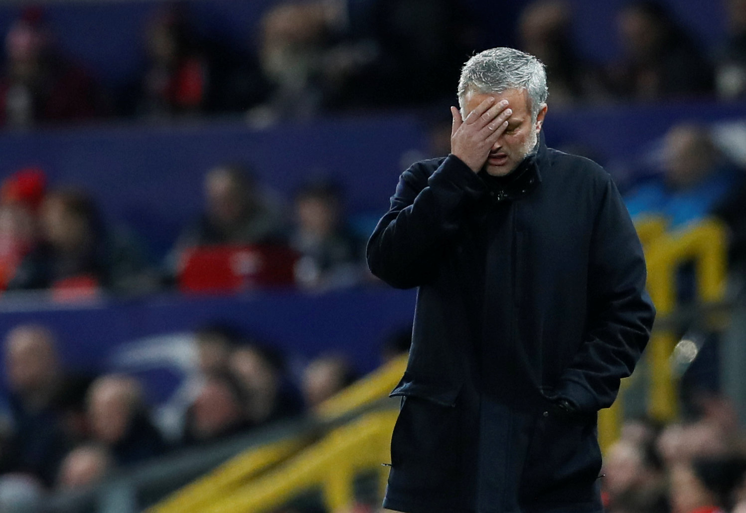 Nỗi thất vọng của HLV Mourinho sau khi M.U để thua Sevilla. Ảnh: REUTERS