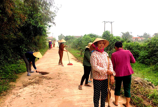  Phụ nữ thôn Tiên Xuân (Quảng Tiên, TX.Ba Đồn) ra quân làm vệ sinh, giữ gìn cảnh quan môi trường sạch, đẹp.