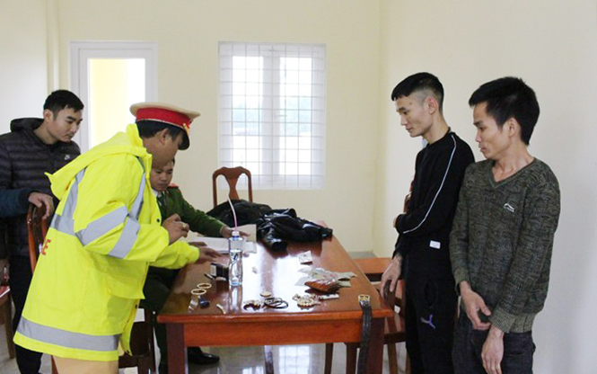 Lực lượng Cảnh sát giao thông Công an tỉnh bắt đối tượng nghiện ma túy vận chuyển pháo.