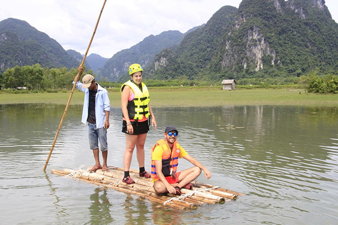 Du khách quốc tế trải nghiệm trên hồ Yên Phú.