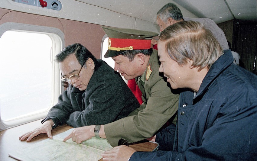 Thủ tướng Phan Văn Khải thị sát Dự án Chỉnh trị Sông Hồng, khu vực Hà Nội, ngày 9-12-2001. (Ảnh: Thế Thuần/TTXVN)