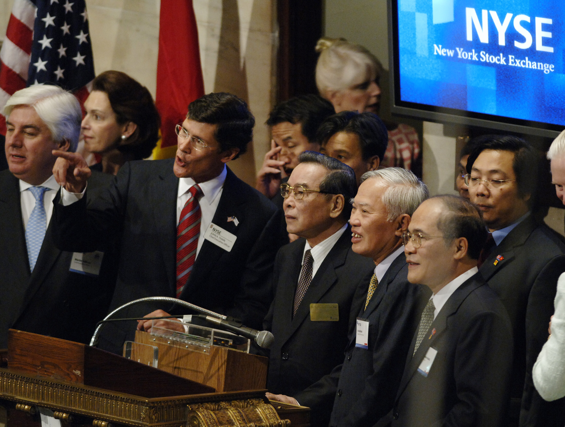 Thủ tướng Phan Văn Khải và Đoàn đại biểu cấp cao Việt Nam thăm Sàn giao dịch chứng khoán New York, tháng 6-2005. (Nguồn: AFP)