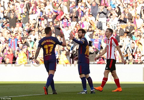  Alcacer ăn mừng cùng Messi sau bàn mở tỷ số vào lưới Athletic Bilbao. (Ảnh: Reuters)
