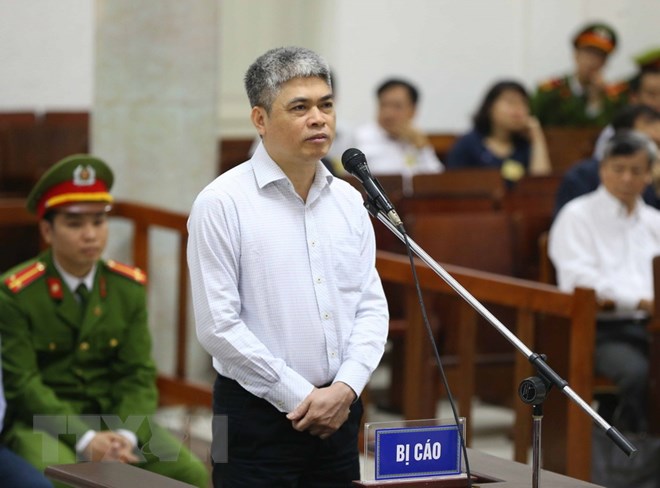 Bị cáo Nguyễn Xuân Sơn (sinh năm 1962, nguyên Phó Tổng Giám đốc PVN) trả lời Hội đồng xét xử tại phần kiểm tra căn cước. (Ảnh: Doãn Tấn/TTXVN)