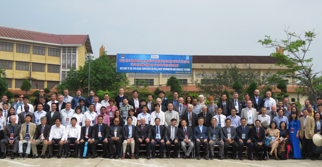 Các nhà khoa học đến từ 42 quốc gia chụp ảnh lưu niệm tại Trường đại học Quảng Bình.
