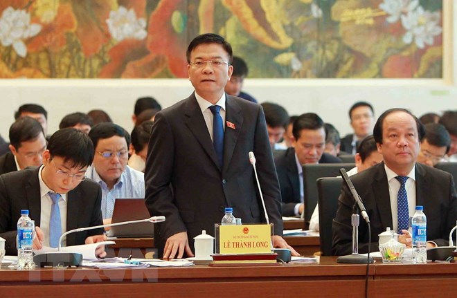 Bộ trưởng Bộ Tư pháp Lê Thành Long trả lời chất vấn các đại biểu tại phiên họp. (Ảnh: An Đăng/TTXVN)