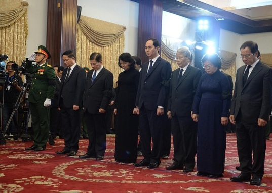 Đoàn Chủ tịch nước Cộng hòa xã hội chủ nghĩa Việt Nam do Chủ tịch nước Trần Đại Quang làm Trưởng đoàn vào viếng nguyên Thủ tướng Phan Văn Khải.